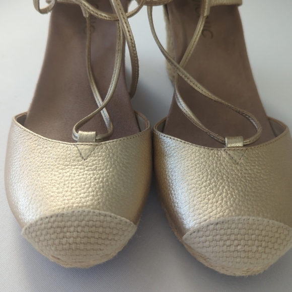 Vionic women's Calypso gold metallic espedrille send a lace-up wedge size 6.5 - Picture 3 of 8